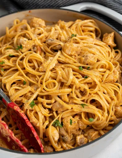 Pasta Cremosa con Pollo y Champiñones Picantes