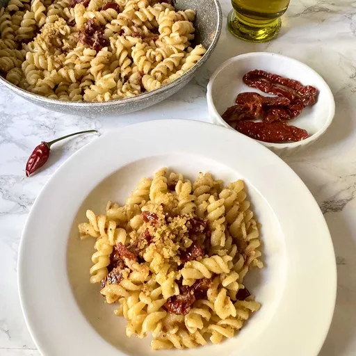 Pasta con tomates secos y pan rallado