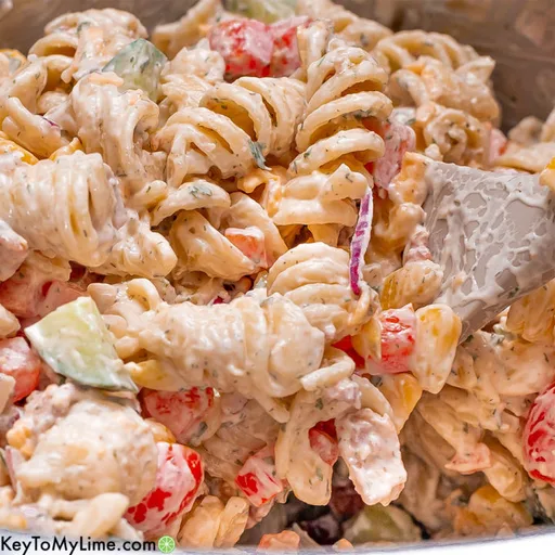 La mejor ensalada de pasta con salsa ranchera