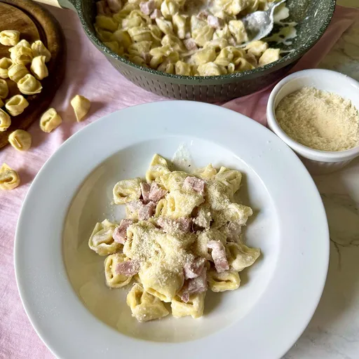 Tortellini con nata y jamón