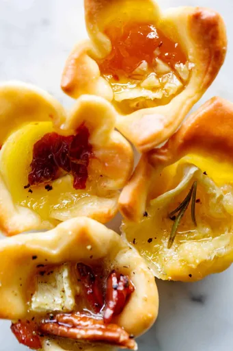 Bocados de queso brie al horno (¡4 sabores fáciles!)