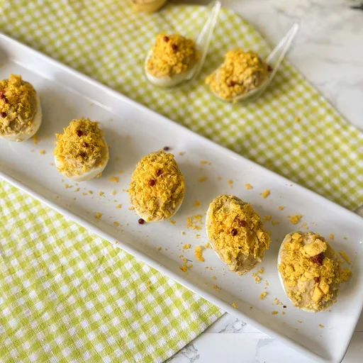 Huevos mimosa (huevos rellenos italianos para celebraciones de primavera)