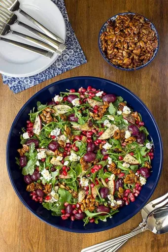 Ensalada de Rúcula y Uvas Asadas con Aderezo de Arce y Semillas de Amapola