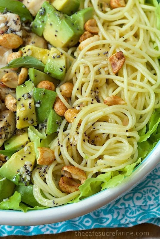 Ensalada asiática de pollo y fideos al curry de coco
