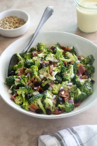 Ensalada de brócoli con tocino
