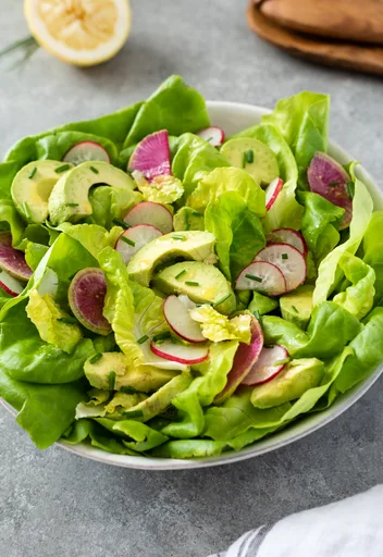 Ensalada de lechuga mantecosa con aguacate