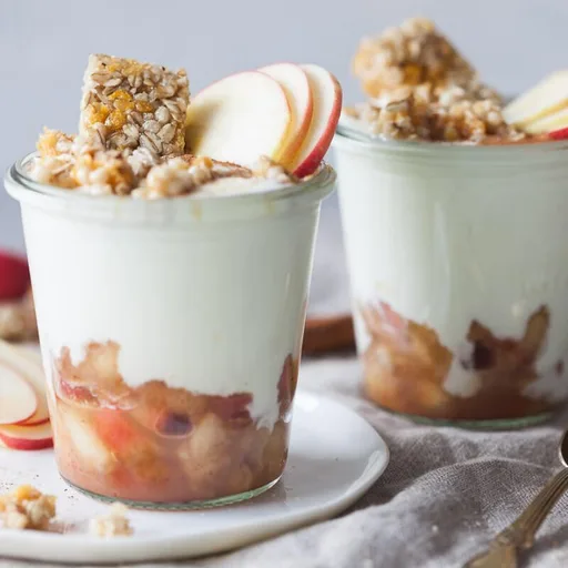 Parfait de yogur con manzana crujiente (Vegano)