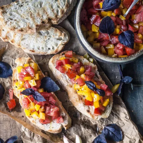 Bruschetta clásica italiana de tomate
