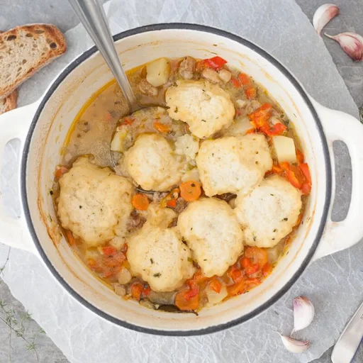 Estofado de pollo con albóndigas de masa esponjosas