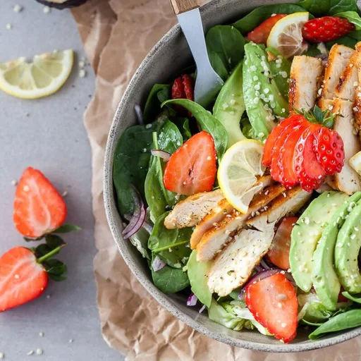 Ensalada de Pollo, Fresa y Espinacas {Baja en Carbohidratos}