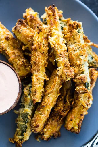 Patatas fritas de calabacín en freidora de aire