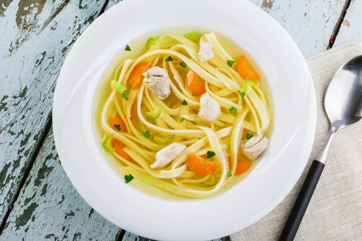 Sopa Casera de Pollo con Fideos
