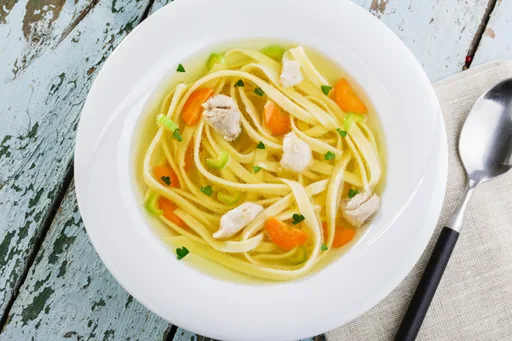 Sopa Casera de Pollo con Fideos