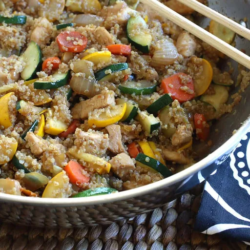 Quinoa Salteada Estilo Chino con Pollo