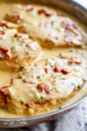 Pollo cremoso a la cerveza con queso y bacon crujiente
