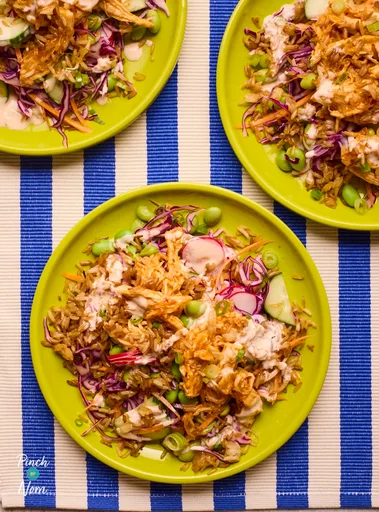 Ensalada de arroz crujiente con pollo