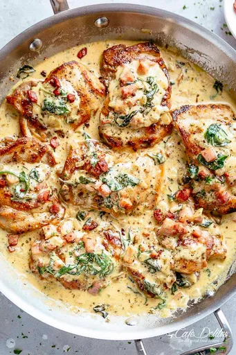Muslos de Pollo Cremosos a la Dijonesa con Bacon y Espinacas
