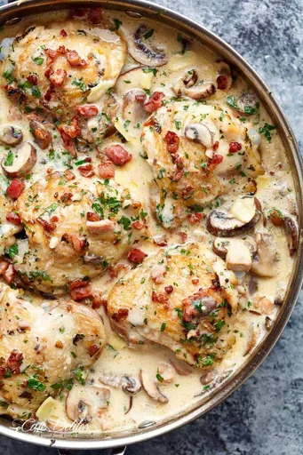 Sobrecoxas de frango cremosas assadas com cogumelos e bacon