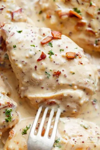 Pollo cremoso a la mostaza y miel con tocino crujiente