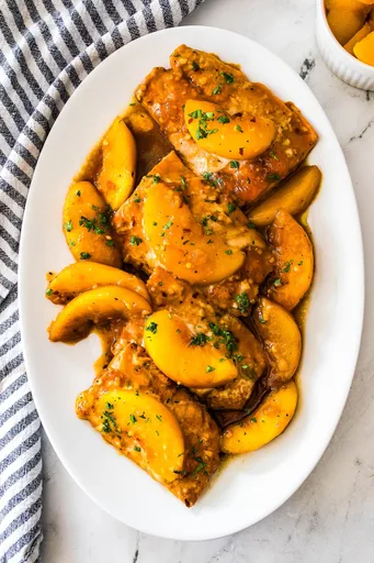 Salmón con bourbon y melocotón caramelizado