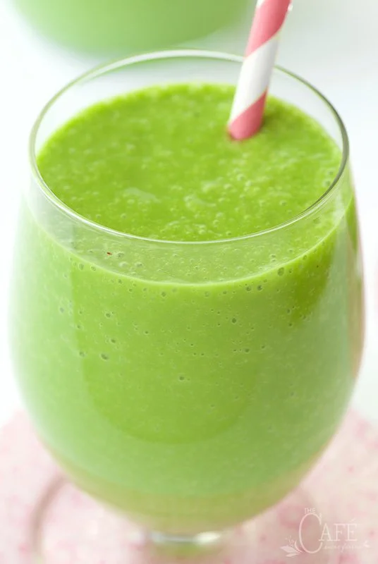 Batido verde de melocotón y piña fresca