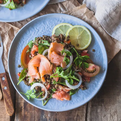 Ensalada de lentejas y salmón ahumado bajo en carbohidratos