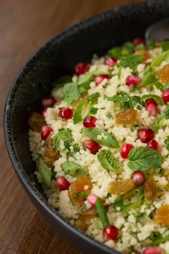 Ensalada de cuscús con granada y perejil