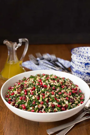 Ensalada de col rizada con pera y granada