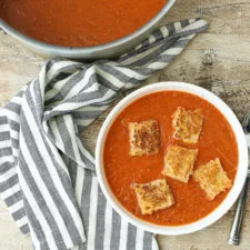 Soupe à la tomate facile avec croûtons de grilled cheese