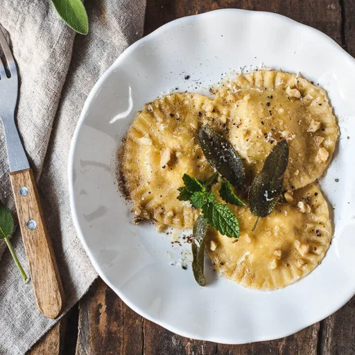 Raviolis de ricotta ahumada con salsa de mantequilla y salvia