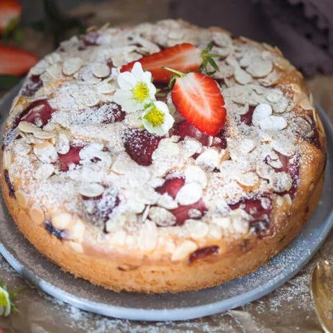 Pastel de yogur y fresas sin lactosa