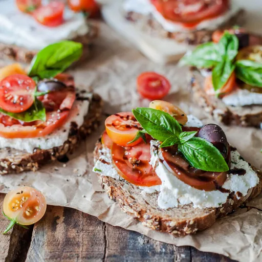 Sándwiches integrales de tomate con requesón de cabra