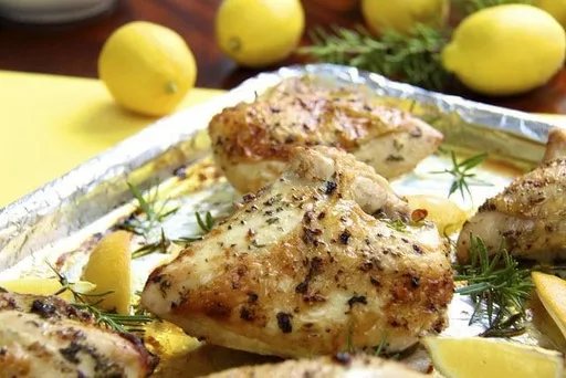 Pechugas de pollo asadas con limón, ajo y romero