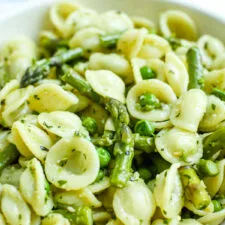 Pasta orecchiette con pesto, espárragos y guisantes