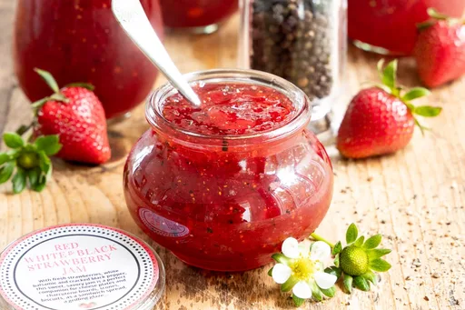 Mermelada de fresa, balsámico y pimienta negra