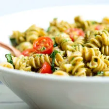 Ensalada de pasta al pesto