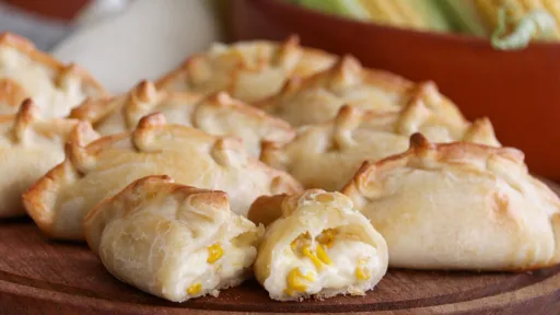 Empanadas de Choclo y Queso con Salsa Blanca