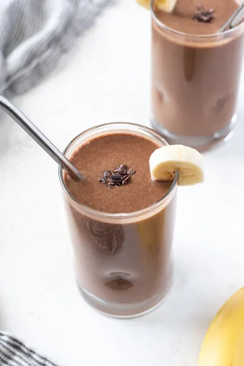 Batido proteico de chocolate y plátano