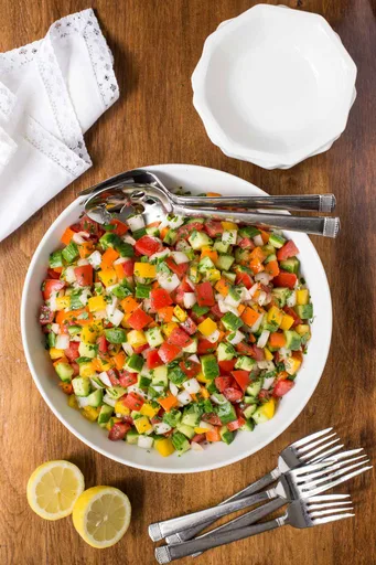 Ensalada turca de tomate y pepino estilo pastor