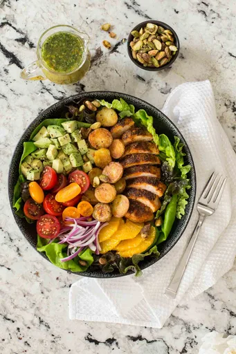 Ensalada templada de pollo y patatas asadas