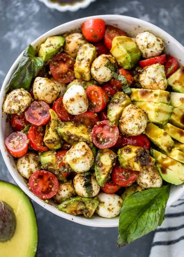 Ensalada Caprese con aguacate