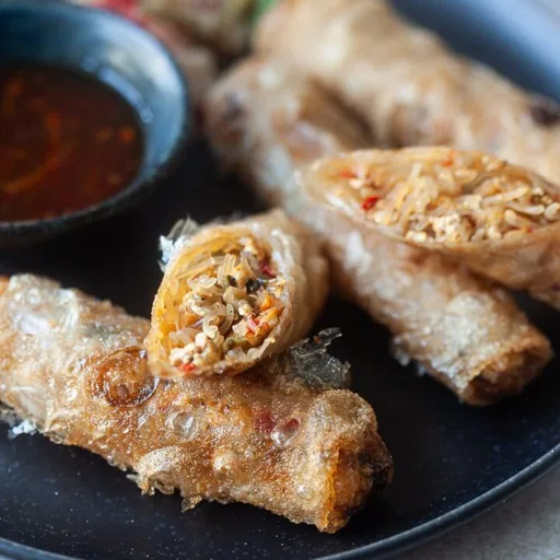 Rollitos de primavera veganos con ensalada mixta