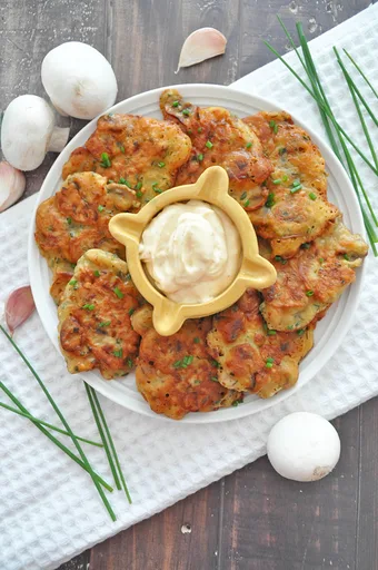 Buñuelos de champiñones y ajo crujientes