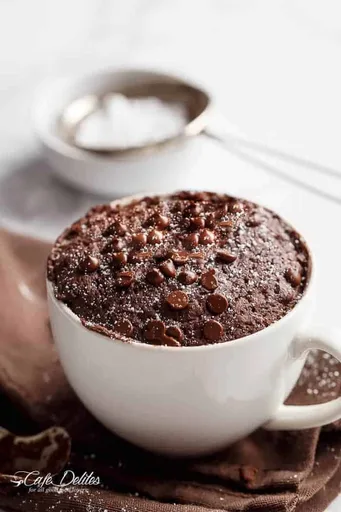 Bizcocho de chocolate bajo en grasa en taza
