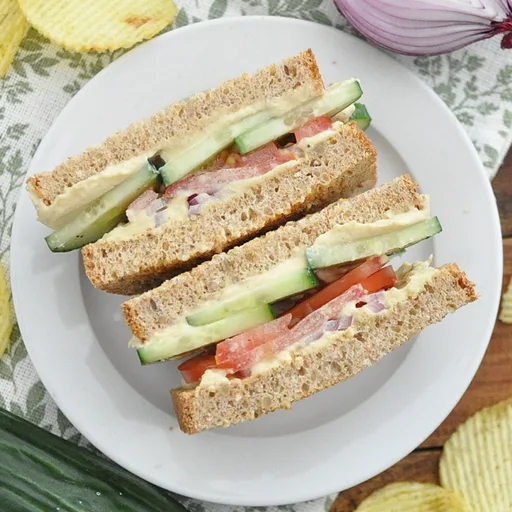 Sándwich cremoso de hummus y pepino