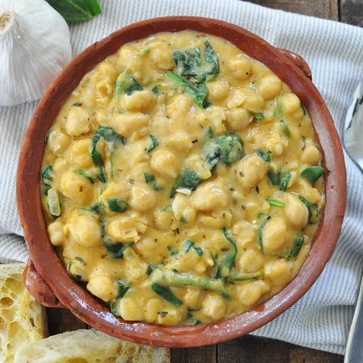 Garbanzos cremosos con ajo y espinacas