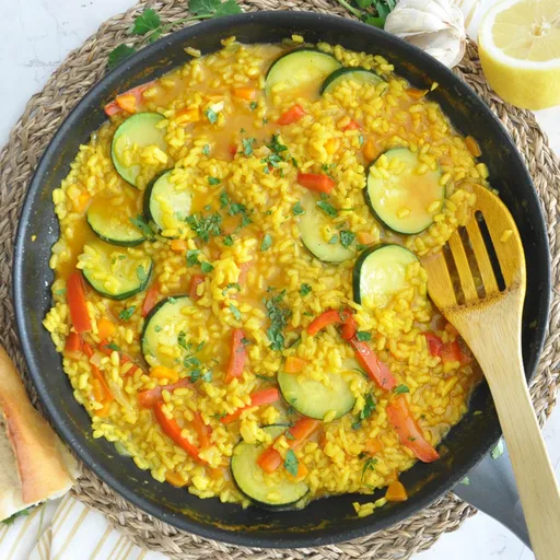 Arroz meloso cremoso con verduras y cúrcuma