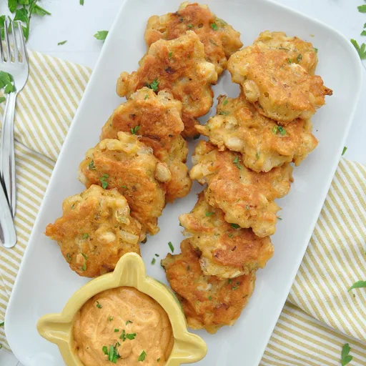 Tortitas crujientes de alubias blancas y atún