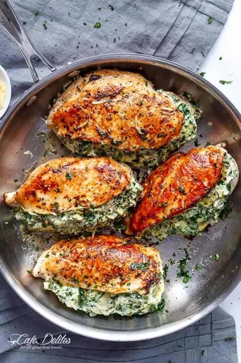 Pechuga de pollo rellena de espinacas y alcachofas