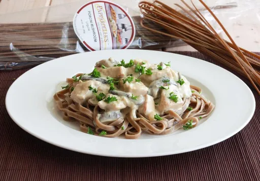 Linguine con setas porcini, pollo, shiitakes y gorgonzola